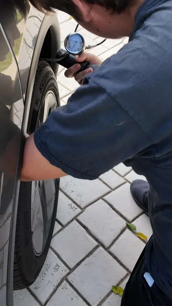 Aloïs connecting the ∆P head to the valve behind the wheel