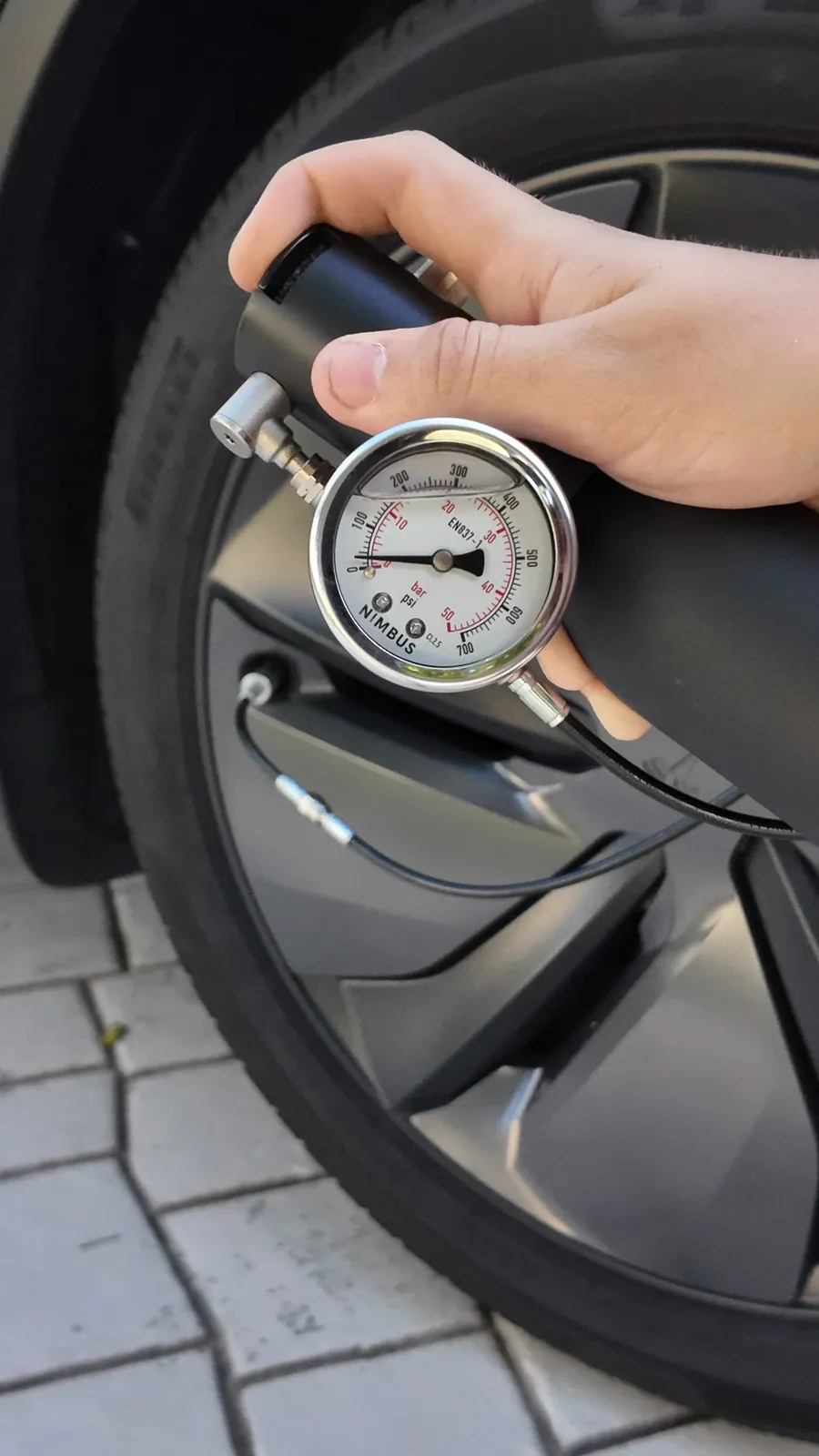 The ∆P head with the Nimbus gauge, held at the wheel